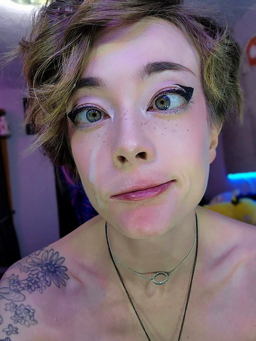 Netflix &amp; chill got me emotional 💦🤤 https://t.co/A28t8iUyUU