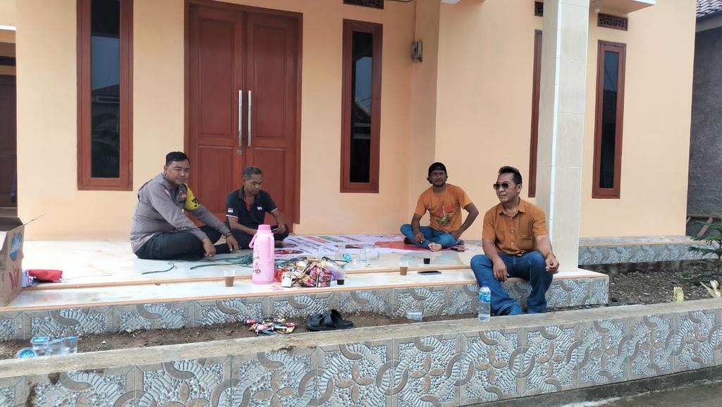 humas_timur's tweet photo. Bhabinkamtibmas Desa Tanjungbaru Polsek Cikarang Timur mengunjungi warga dan berpesan kamtibmas https://t.co/eMfbRFKhLV