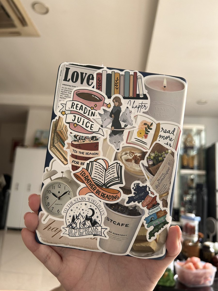 DivergentGryffi's tweet photo. I’ve been gone for too long but here’s my new Kindle ✨ https://t.co/xQyP0zcHCl