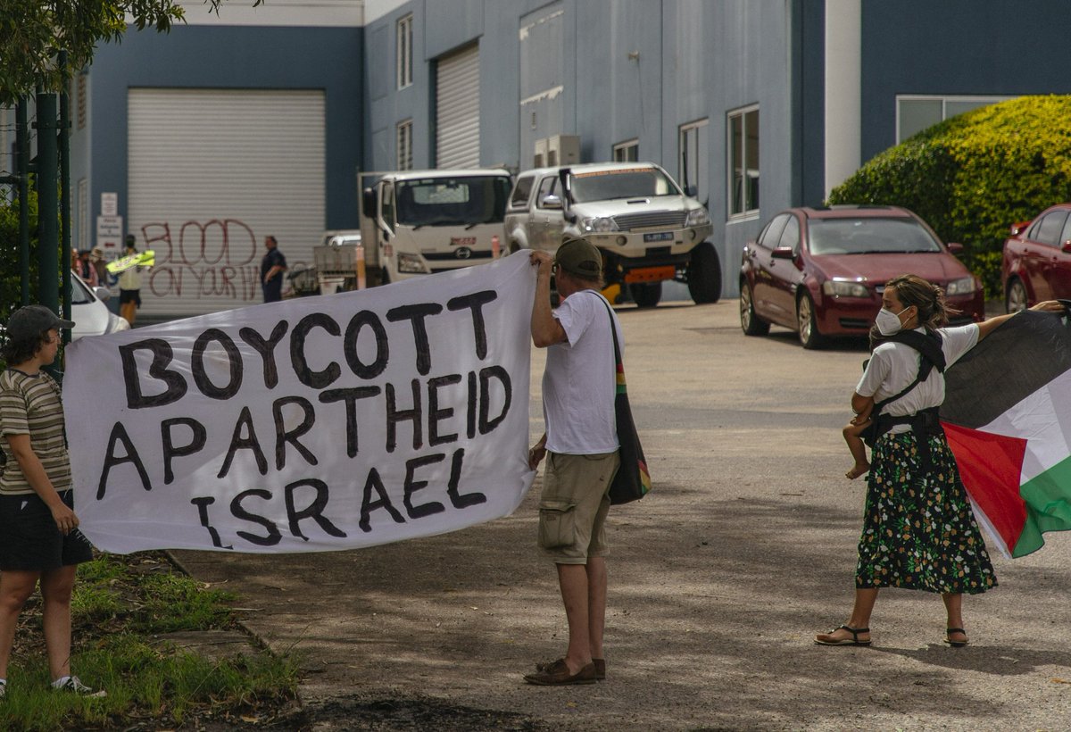 People SHUT FERRA DOWN in Brisbane.
30 people shut down factory!
Ferra makes essential parts for Lockheed Martin's F35 bombers. @Amnesty is investigating unlawful airstrikes, using F35 bombers against civilians in Gaza.
Brisbane people say #StopArmingIsrael! MR follows. 🧵