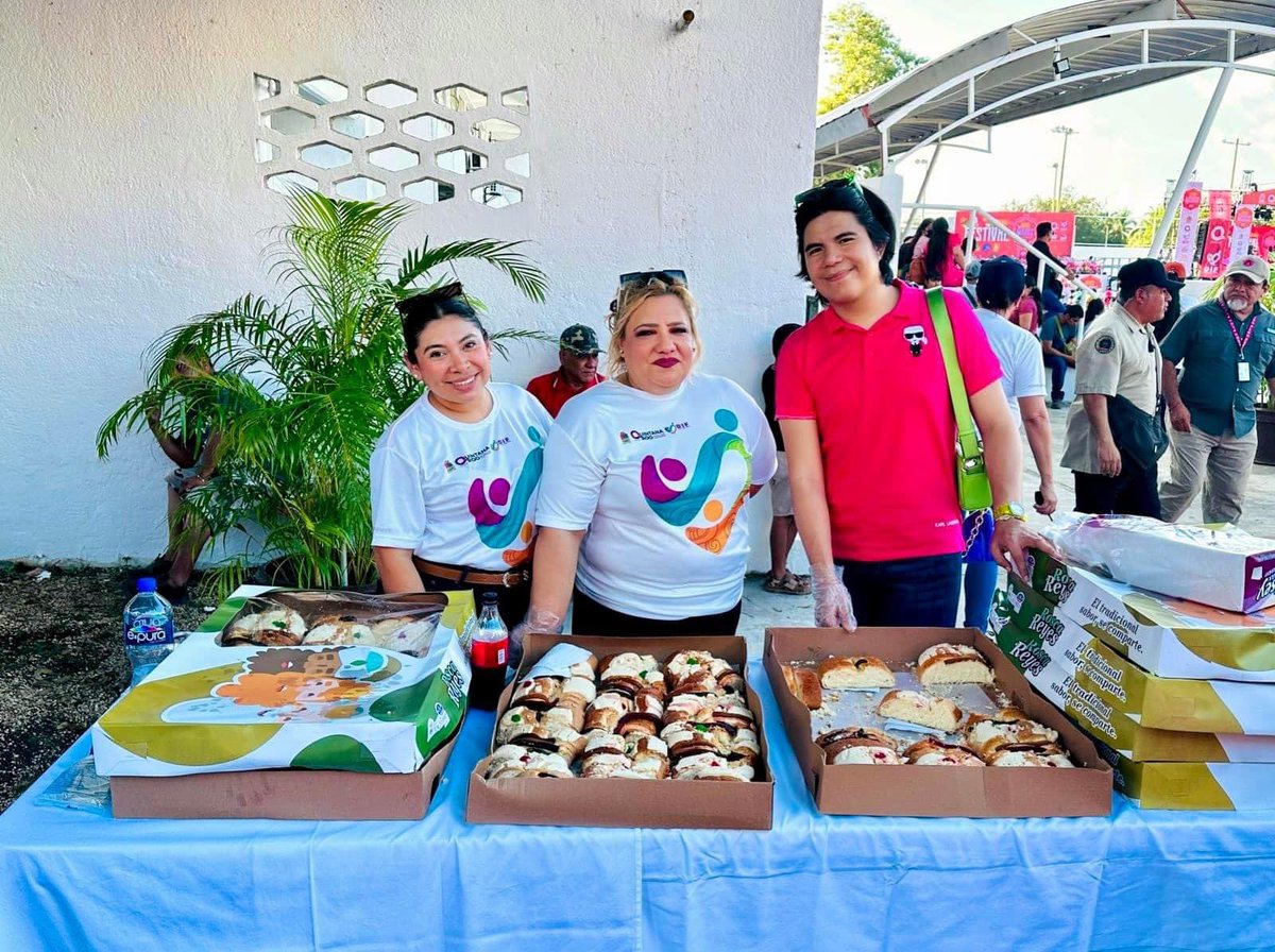 MxComuna's tweet photo. El día de hoy acudimos al GRAN FESTIVAL DE LOS REYES MAGOS 👑 organizado por #SistemaDIFQuintanaRoo gracias por la invitación y felicidades por la organización de este evento. 👏🏻 Participamos en la partida de rosca para recibir a todos los niños. 
#sociedadunida 🐝 https://t.co/VEpiQlLW3d