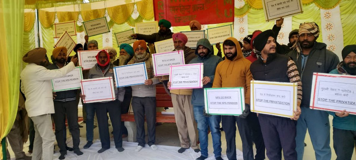 SirhindBranch's tweet photo. Northern railway men's union sirhind branch organized hunger strike program at sirhind railway station in leadership of sh JAGDEEP SINGH branch secretary and Sanjeev Kumar Verma branch president. https://t.co/IuKKWgzS6o