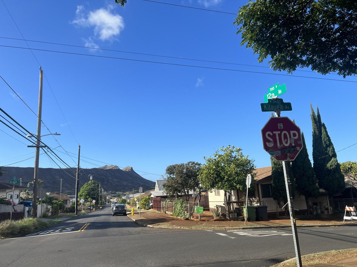 ittarakawatta's tweet photo. ダイヤモンドヘッドの北側にあるカイムキの街、
Kilauea Ave + 12th Aveの交差点から撮影。

住宅街と調和するダイヤモンドヘッドの姿が
印象的です。

ダイヤモンドヘッドを眺めるのに
おすすめの場所。 https://t.co/Qzgy9qftFX