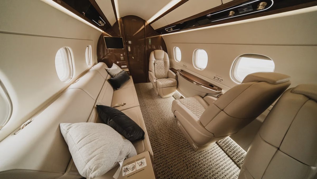 BaroqueAviation's tweet image. Rule the sky in comfort and style with the @embraer #Praetor.  Work anywhere, nap anytime - spacious cabins stretch from boardroom to bedroom.

Skip airport chaos, fly VIP. Impeccable service, limitless possibilities. Take off with #BaroqueAviation .
