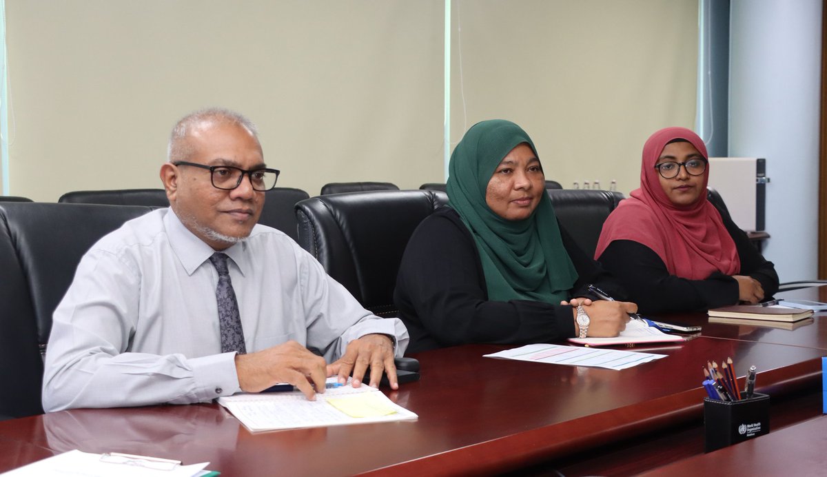 MoEdumv's tweet photo. ސްޓޭޓް މިނިސްޓަރ ޢާއިޝަތު ޞަފޫރާ، ރ. އުނގޫފާރު ކައުންސިލުގެ ރައީސް ޢަބްދުﷲ ރަޝީދުއާ ބައްދަލުކުރެއްވުން. މި ބައްދަލުކުރެއްވުމުގައި އެ ރަށު ސްކޫލަށް ދިމާވެފައިވާ ދަތިތައް އޮޅުންފިލުއްވައި، އެ ކަންކަން ޙައްލުކުރުމަށް ކައުންސިލާ ގުޅިގެން ކުރެވޭނެ ކަންކަމާ ގުޅޭގޮތުން މަޝްވަރާކުރެއްވި https://t.co/TDLK7N94DC