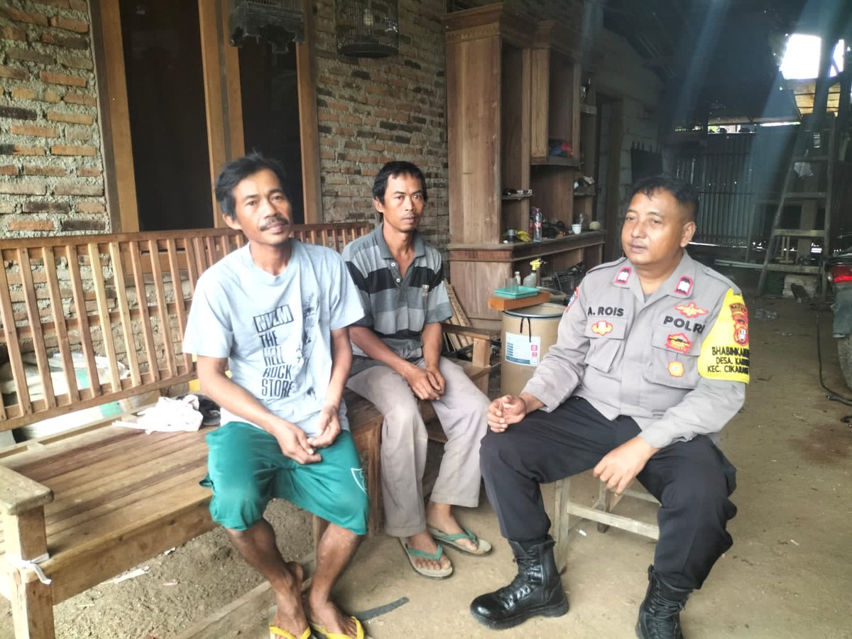humas_timur's tweet photo. Bhabinkamtibmas Desa Karangsari Polsek Cikarang Timur mengunjungi warga dan berpesan kamtibmas https://t.co/Hnq1jjsG9D