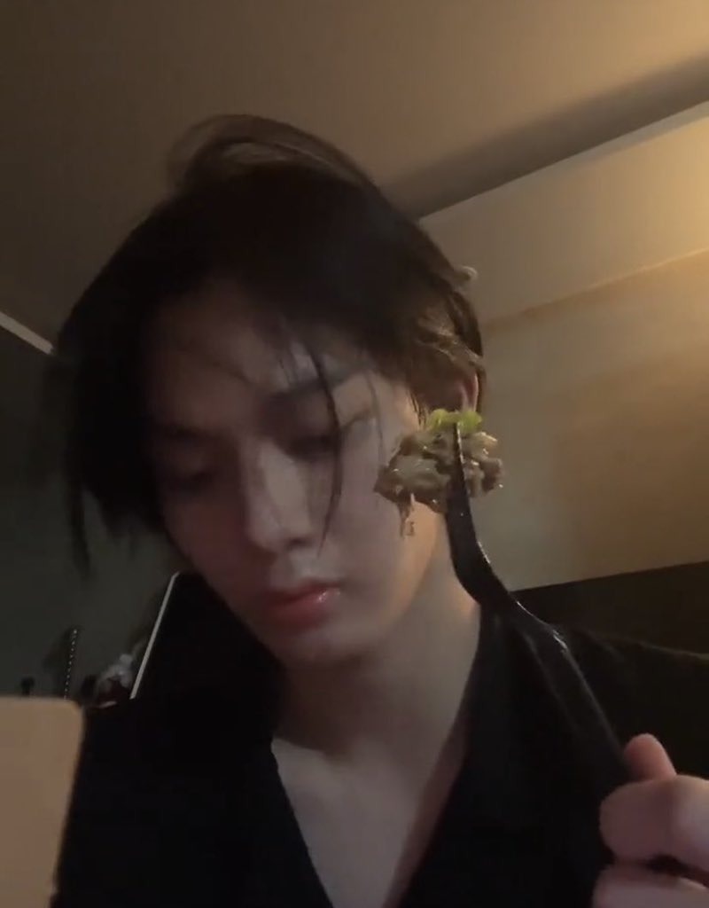 존나 배고프네진짜 엽기닭도리탕이랑 피자스쿨 고구마피자랑 쌀국수랑 하와이안볶음밥이랑 다이어트콜라존나 먹고 후식으로 투썸 스생초 말아먹고싶네진짜