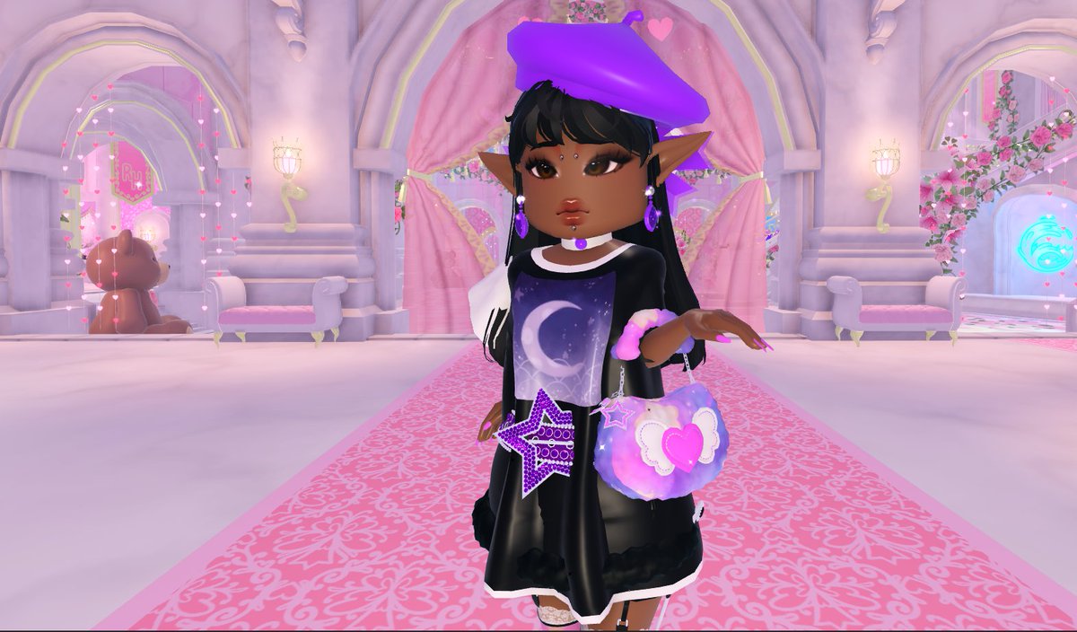 ChrissyStar6's tweet photo. Got bored and wanted to style the PE shirt I think its kinda cute #royalehigheverfriend #royalehigh https://t.co/wsWULUFwN2