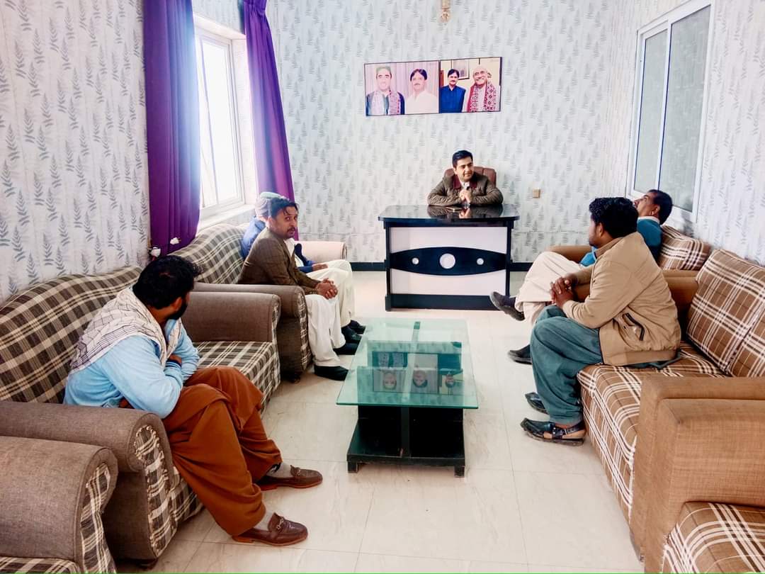 MunirChandioPPP's tweet photo. #PakistanPeoplesParty Devisional General Secretary SBA #Ex_MPA #Raees Mumtaz Ali Chandio Sahab & @AmjadAChandio Sahab meeting with constituency of #PS_34 at Chandia House NaushahroFeroz. @mumtazchandiomp @BBhuttoZardari @MasroorAChandio https://t.co/BpcdPRKDRa