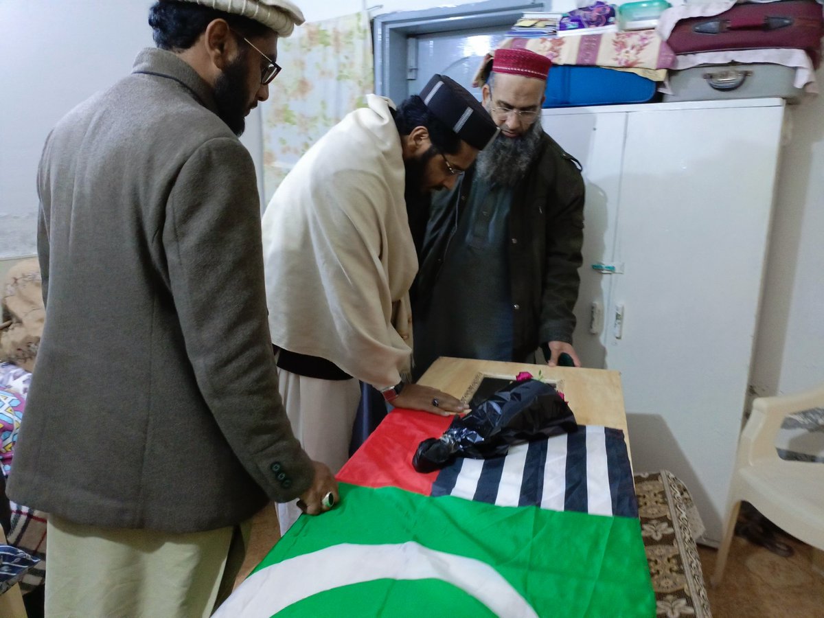 عثمانی صاحب ہر تقریر کے آخر میں کہا کرتے تھے 
حق بات پہ کٹتی ہے تو کٹ جاۓ زباں میری 
اظہار حق کرے گا جو ٹپکے گا لہو میرا 😭#UrwaHocane