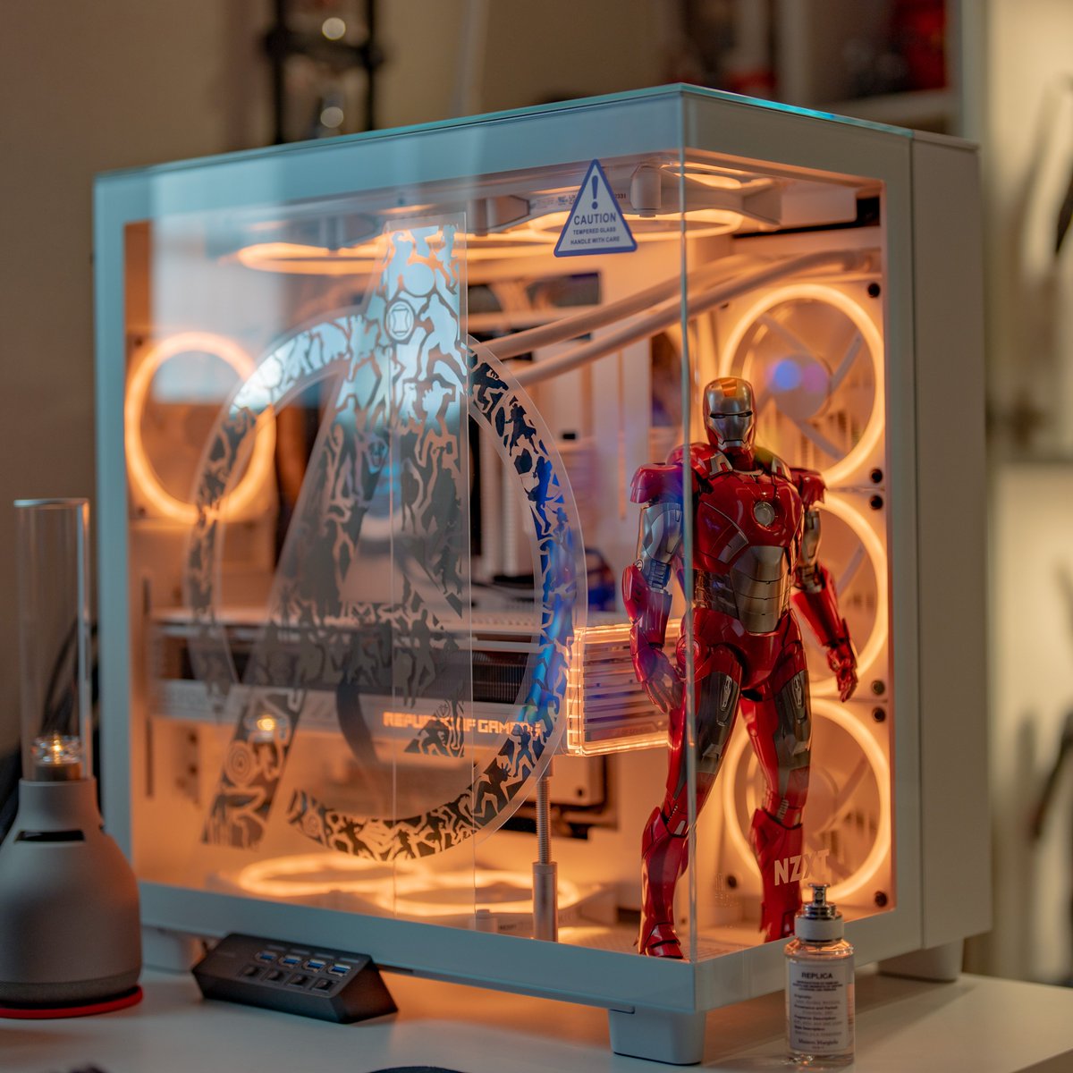 新PC組み終わったらやろうと思っていたホットトイズを中にぶち込む計画！！
アイアンマンをずっと見てられるいい環境です。
本当は目とリアクターぐらい光らせておきたいけれどUSB化する勇気が出ず。
PCから電源供給する方法があったらいいのになぁ。
#NZXT #アイアンマン #ホットトイズ