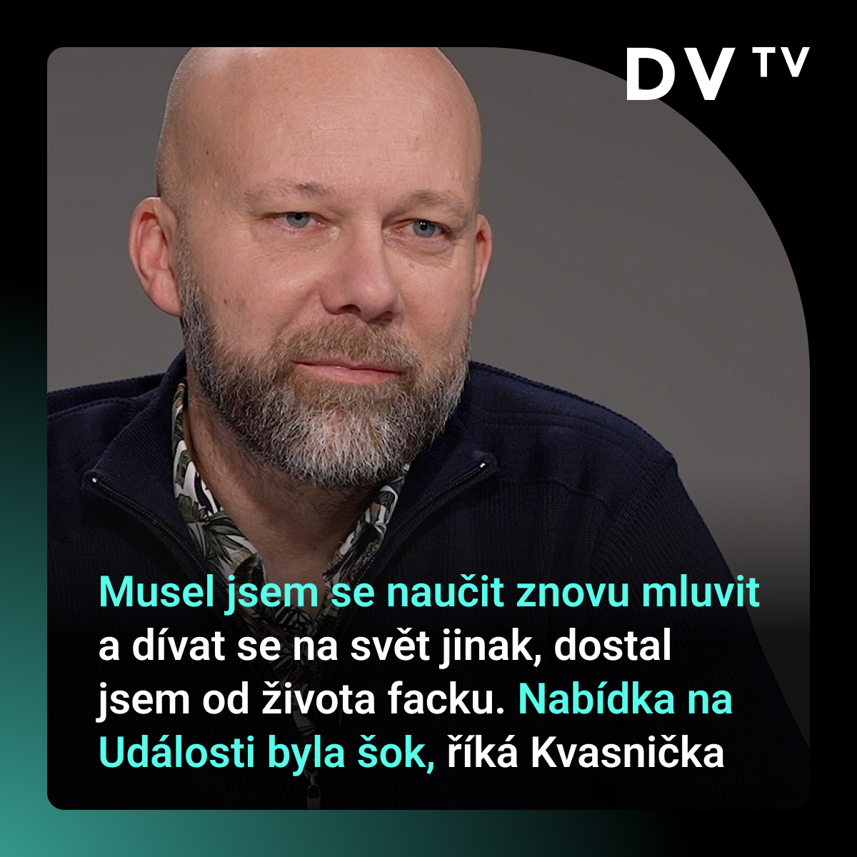 DVTVcz's tweet photo. 💬| „Absolutně jsem to nečekal, ale jsem zvyklý být hozený do vody a naučit se v ní plavat. Věděl jsem, že bych byl sám proti sobě, kdybych odmítl,” říká nový moderátor Událostí a dlouholetý regionální reportér Josef Kvasnička @Kvasnicka_CT. Před 21 lety mu lékaři odhalili nádor v kosti a přišel o část čelisti a čtvrtinu zubů.
💬| „Může vás potkat spousta špatných zpráv, ale každá situace má nějaké východisko. A pokud to máte v hlavě aspoň trochu srovnané, máte motivaci a dobré lidi kolem sebe, stojí za to pokusit se o to poprat.”
🎥| Rozhovor si pusťte ZDE: https://t.co/c56GGsp60u