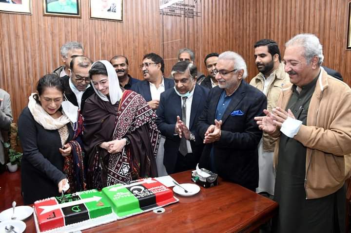 MaheeKh00169572's tweet photo. بی بی آصفہ بھٹو زرداری کا بی بی صنم بھٹو کے ہمراہ گڑھی خدا بخش میں پیپلز ڈاکٹرز فورم (پی ڈی ایف) کے زیر اہتمام فری میڈیکل اور آنکھوں کے علاج کے کیمپ کا دورہ
@AseefaBZ @SaeedGhani1 @WaqarMehdiPPP1 @EngrMadniRaza https://t.co/cHDTv2PRsY