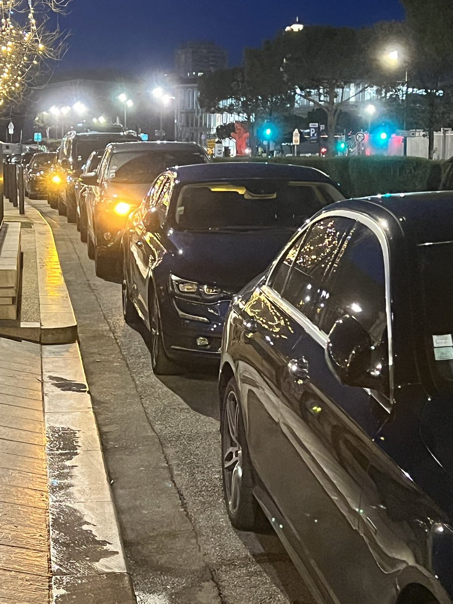 🔴🎥 Opération escargot prévue ce matin. Une vingtaine de chauffeurs VTC sont déjà réunis afin de bloquer l’A7 jusqu’à l’aéroport. Ils dénoncent l’augmentation du nombre de chauffeurs et souhaitent l’instauration d’un numerus clausus afin de protéger leur profession.