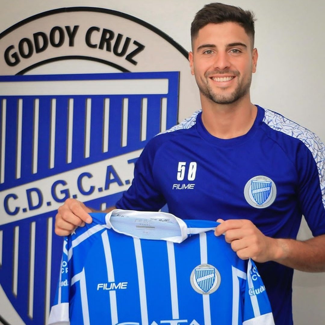 RiverEsCorazon1's tweet photo. ✅ Oficial: Franco Petroli jugará en Godoy Cruz

⚪🔵 El Tomba le compra a River el 50% del pase https://t.co/d7jspNAglr