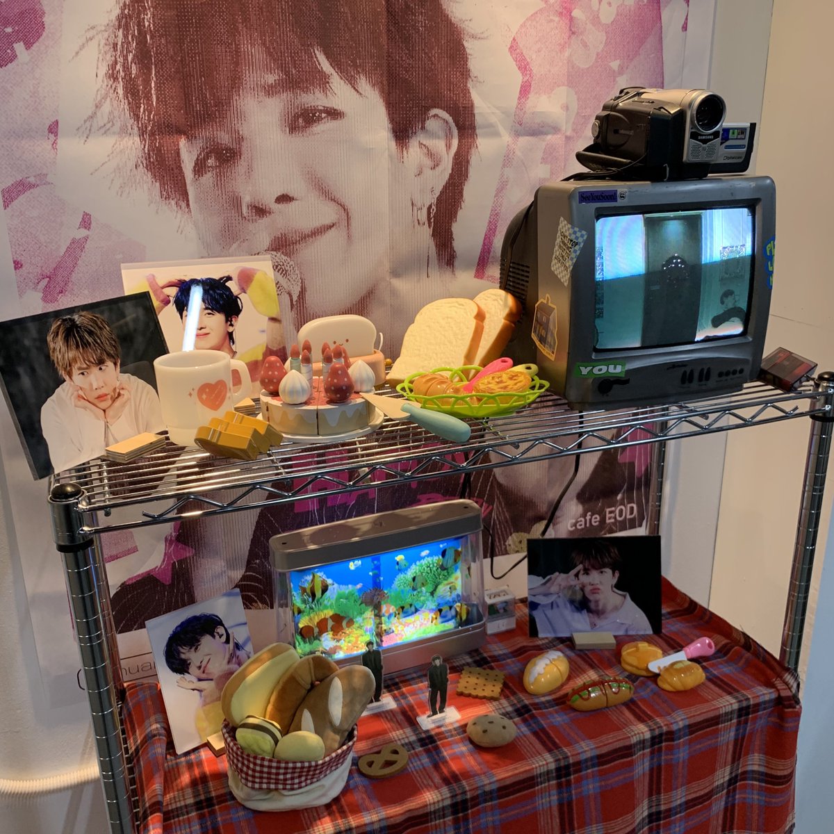 summer_bjoo's tweet photo. #병주곁에_언제나_BeWithYou

빵스베이커리 진짜 들어가자마자 감성 낭낭해서 맘에 들었음
병주 방 디피가 너무 예뻐 가지고 개큰울음나왔다…😭
버터쿠키 너무 맛있고 딸기에이드도 상큼해서 좋았음♥ https://t.co/q8lE7LiDu9