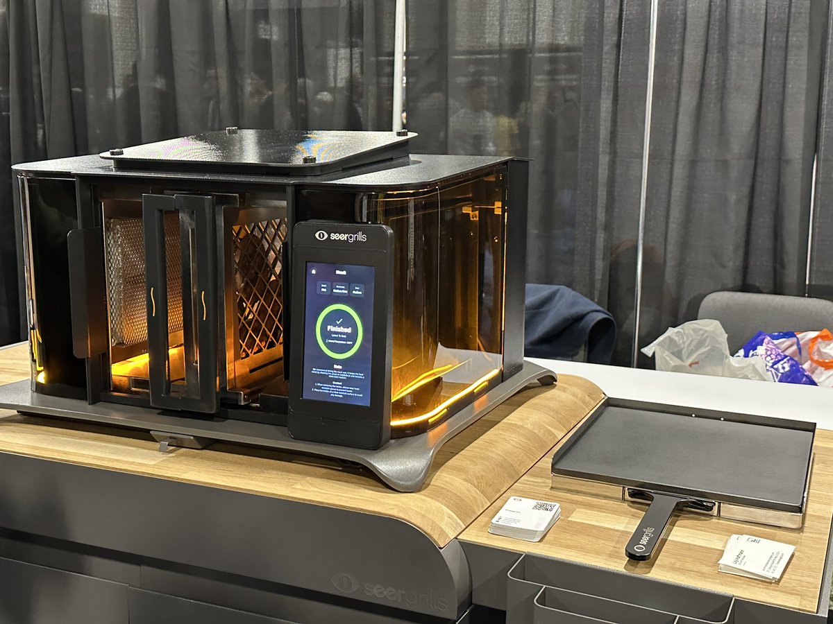 ThatsITLA's tweet photo. The Perfecta is an AI powered outdoor grill from @seergrills . Unlike other grills this one cooks vertically using a holder that slides into the grill. Pizza has a flat pan attachment. @CES #seergrills #CES #CES2024 #perfecta #grilling #Aitech https://t.co/bBZUTDzSEC