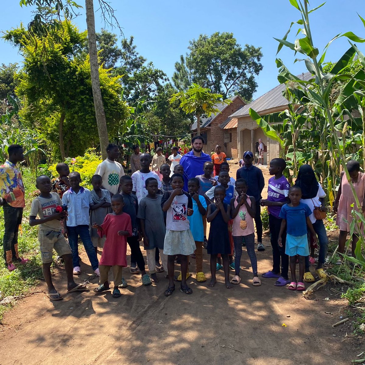 BilboFamily's tweet photo. Am Mukwaya who is fighting hard to change the situation of orphans and street kids, our orphanage started 2019 after seeing how people were leaving their children because of corona vires .
And we started a foundation which is called BILBO FAMILY FOUNDATION . https://t.co/1aKlhj1gvQ