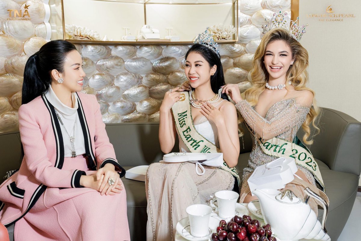 During their visit to the Long Beach Pearl Boutique, the Miss Earth 2023 winners had the opportunity to have a conversation with the founder of Long Beach Pearl, Ms. Bui Thi My Canh, and receive her advice on choosing pearl jewelry.