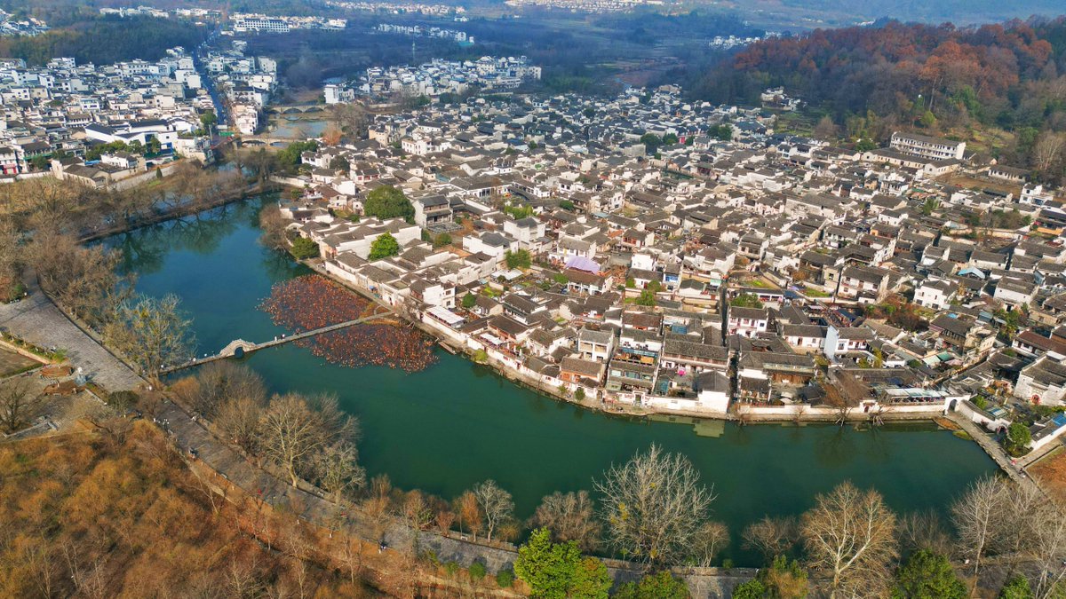 MarvelousAnhui's tweet photo. After surpassing 4 million visitors, as of December 31, 2023, the World Cultural Heritage Site - ancient villages in Southern #Anhui—#Xidi and #Hongcun, received a total of over 4.5 million visitors throughout the year, breaking the peak record for the fourth consecutive time and reaching a historic new high. #hianhui #huitravel