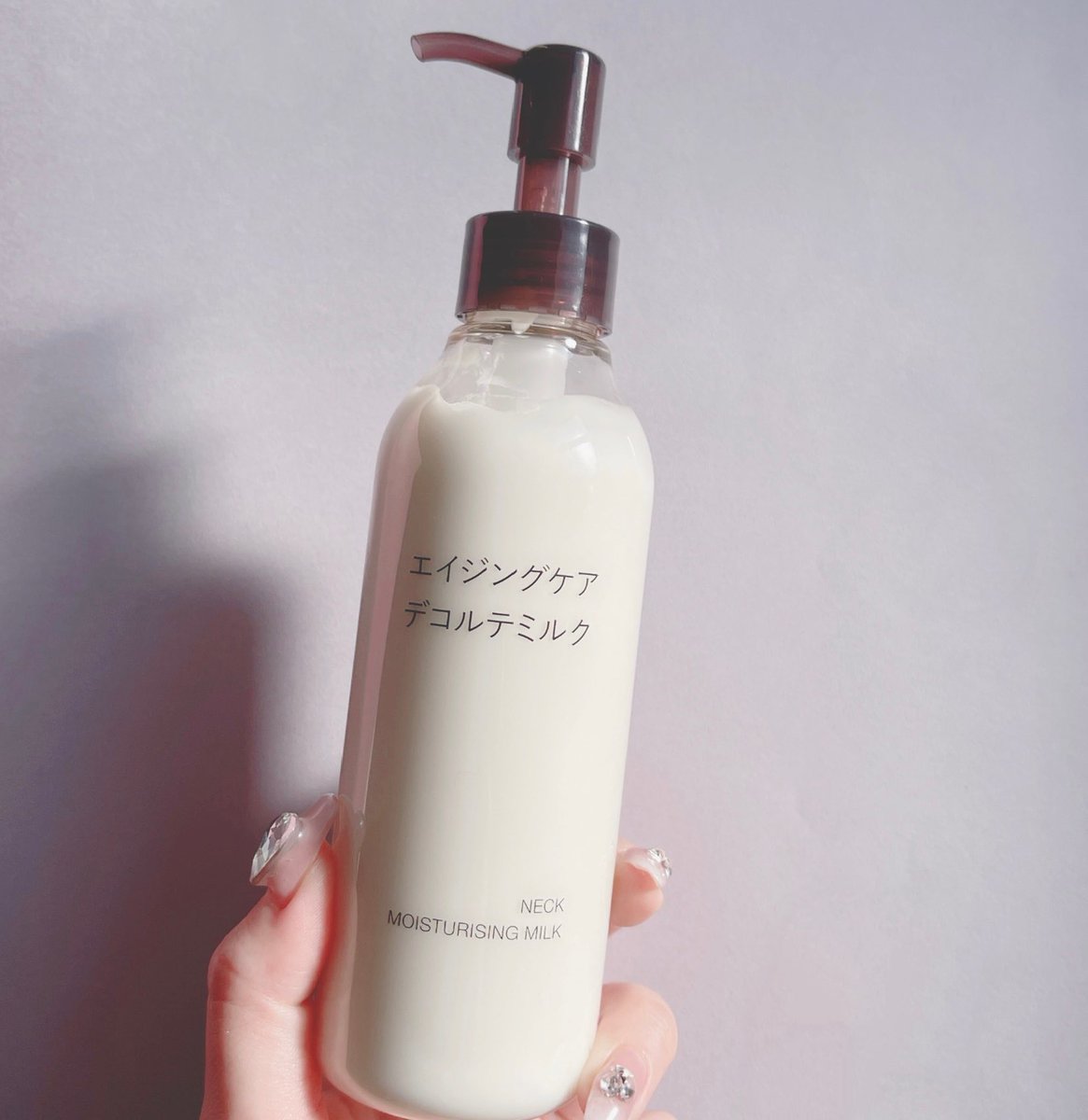 デコルテをベタベタに保湿するとニキビができやすい私の救世主。無印