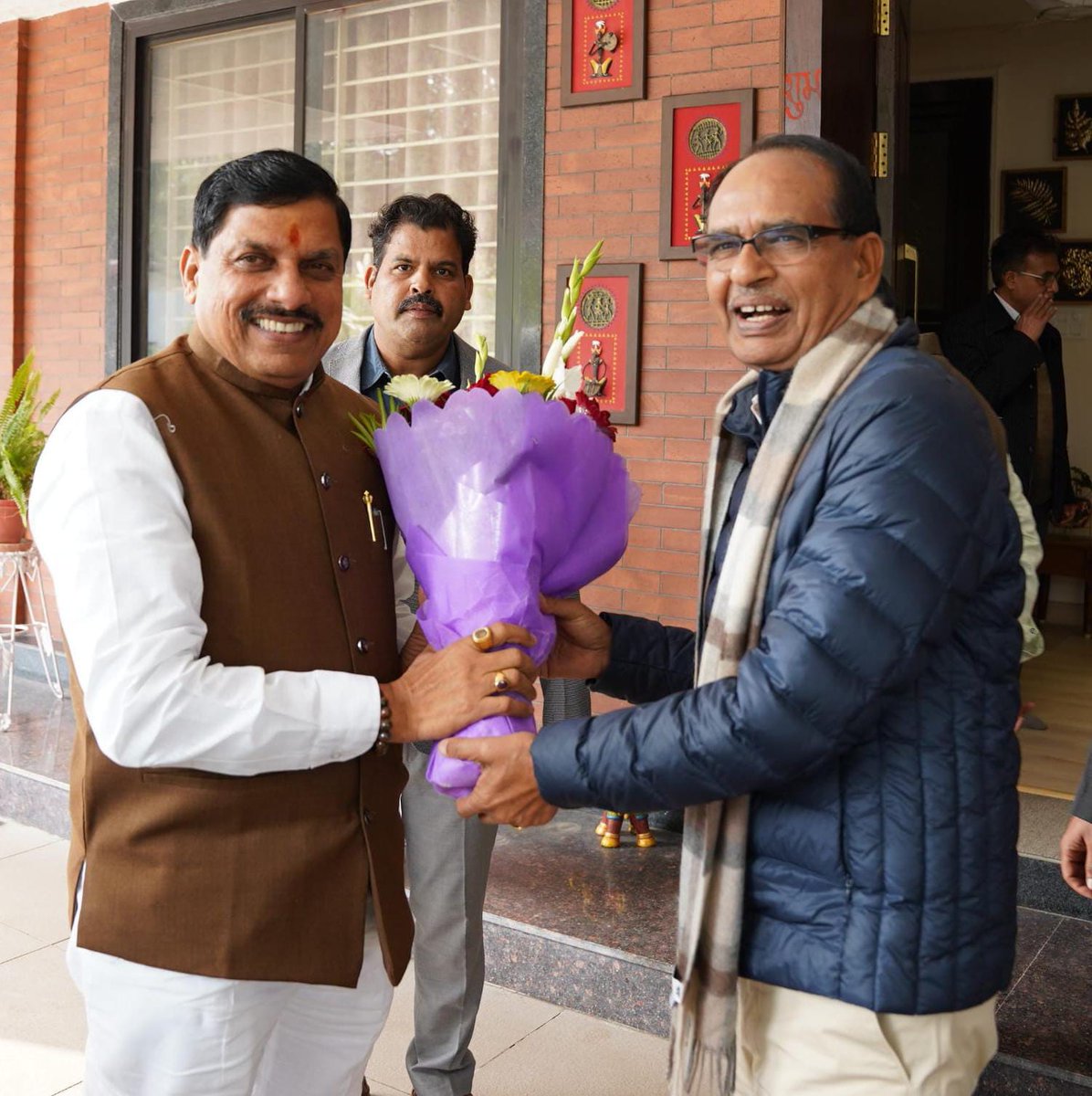 मुख्यमंत्री डॉ. मोहन यादव ने आज पूर्व मुख्यमंत्री श्री <a href="/ChouhanShivraj/">Shivraj Singh Chouhan</a> से उनके निवास पर सौजन्य भेंट की।

<a href="/DrMohanYadav51/">Dr Mohan Yadav</a>