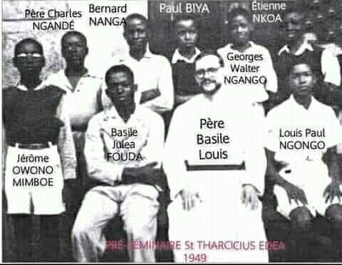 gampsonfranck's tweet photo. LE DERNIER DES MOHICANS
#Cameroun #Cameroon #Kamerun
Texte  par Edouard Kingue 
Cette  photo est historique. 
De gauche à droite, assis en pantalon au premier rang, Basile Juleat FOUDA. A côté de lui le père Basile Louis et  Louis Paul Ngongo. Debout en noir, Jérôme Owono Mimboé https://t.co/4u62OuuIwr