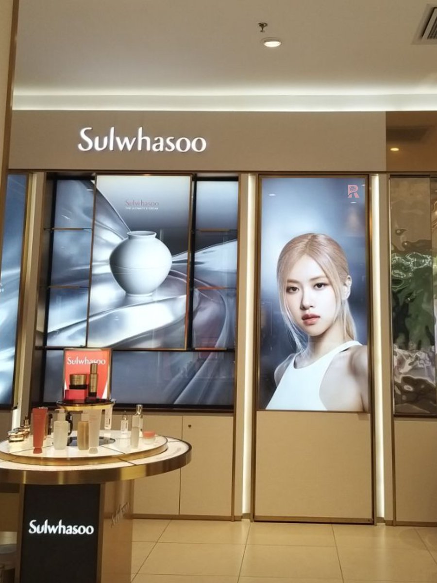 ROSEDAYS's tweet photo. ROSÉ Sulwhasoo LED ad at 1 Utama Shopping Centre in Malaysia #ROSÉ #로제 #ROSÉxSULWHASOO https://t.co/ieg3M10Tgz