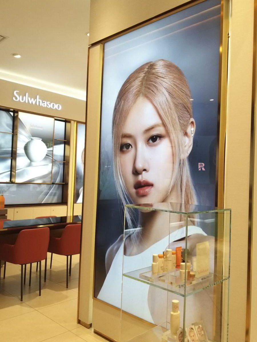 ROSEDAYS's tweet photo. ROSÉ Sulwhasoo LED ad at 1 Utama Shopping Centre in Malaysia #ROSÉ #로제 #ROSÉxSULWHASOO https://t.co/ieg3M10Tgz