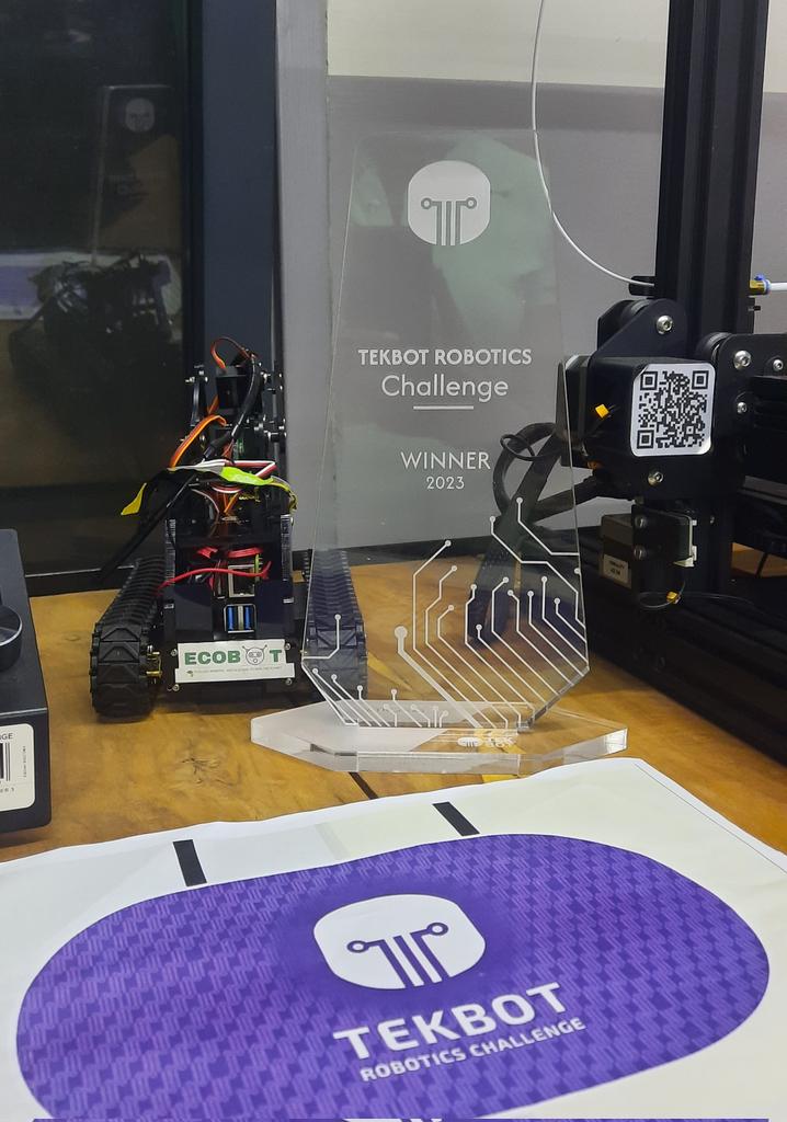 elisee_oueffa's tweet photo. Le 6 janvier dernier mon équipe, Ecobot, a remporté le 1er prix 🎉 lors de la première compétition nationale de robotique organisée par Tekbot (cc @Moh_maker). Je tiens à saluer les membres de l'organisation et à souligner l'engouement suscité autour de cette compétition✨😊 https://t.co/ULfdMXoWsq