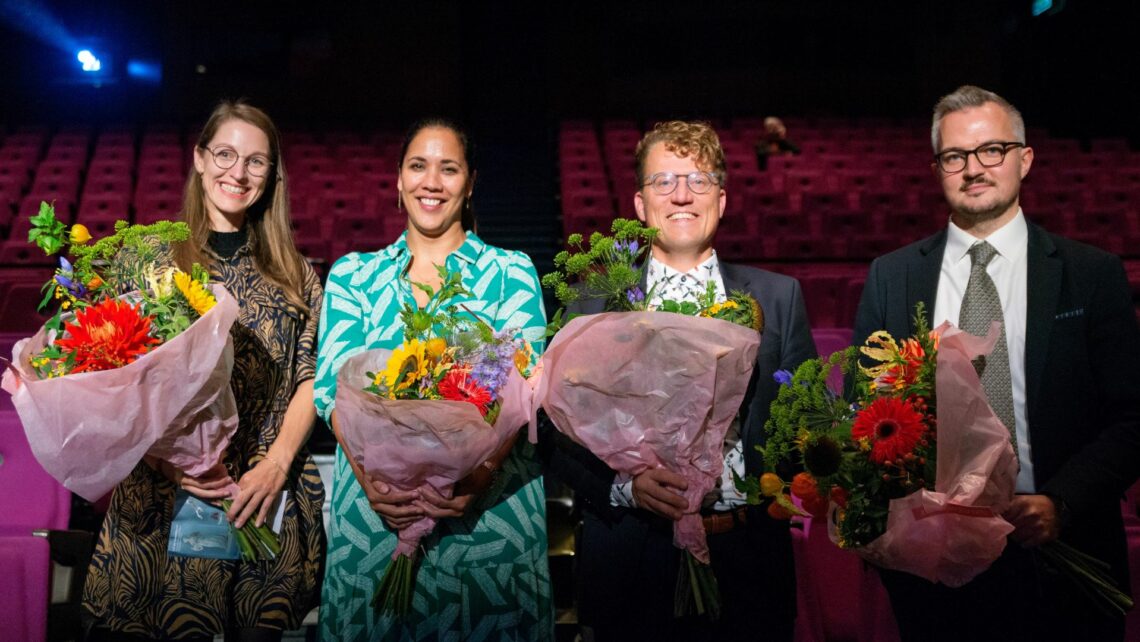 Onderzoeker Julia Neitzel is een van de onderzoeksfellows van ErasmusMC van 2024. Hiermee kan ze haar onderzoek naar een verminderde kans op dementie door een goede leefstijl voortzetten. Heel veel succes Julia! (links op de foto) 👏