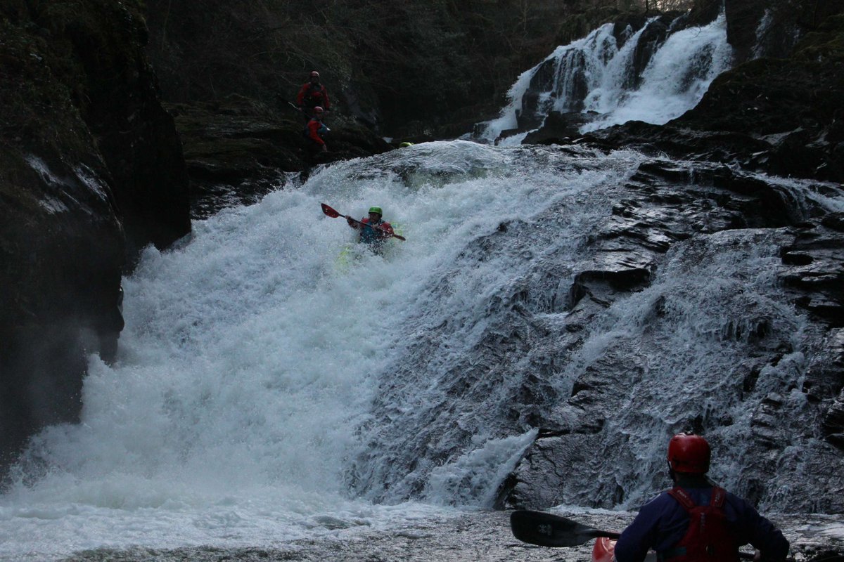 A few spots remain on a weekend Advanced Whitewater Kayaking course February 17-18. Book your place before it fills up! pyb.co.uk/course/advance…

📸 Photo from instructor Jonny Innes 
Thanks to Peak Paddlesports and <a href="/Sport_England/">Sport England</a>

#paddle #whitewater #kayak #river #thisgirlcan
