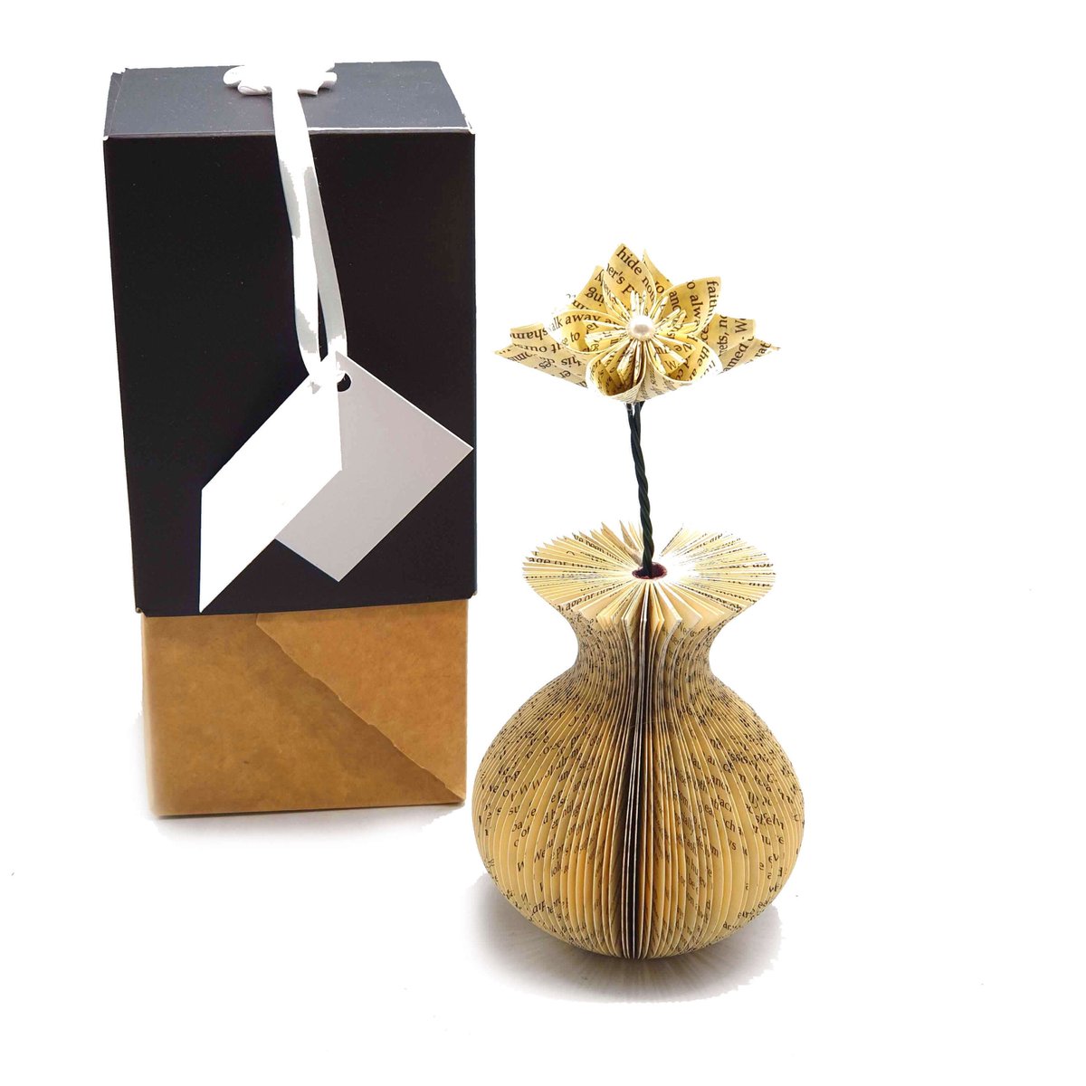 Paperappleco's tweet photo. Message Gift - Paper Message Flowers - Paper Message Anniversary - Anniversary Message gift https://t.co/KKi4NJLbEQ #CreatonCrafts #Shopify #mhhsbd #PersonalizedPresent https://t.co/AKYfGt1ASr
