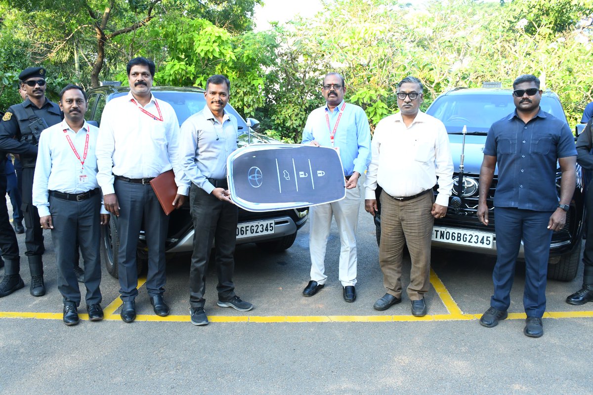 OCF_Avadi's tweet photo. GM #OCFAvadi Shri. BS Reddy handed over first order of Bullet Proof Toyota Fortuners to DIG, Dr. R. Thirunavukkarasu, IPS of Tamil Nadu Police in the presence of all senior officers. @TCLKanpur @tnpoliceoffl https://t.co/iAMhcFYAjF