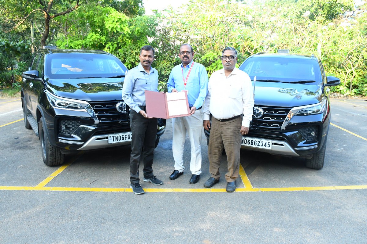OCF_Avadi's tweet photo. GM #OCFAvadi Shri. BS Reddy handed over first order of Bullet Proof Toyota Fortuners to DIG, Dr. R. Thirunavukkarasu, IPS of Tamil Nadu Police in the presence of all senior officers. @TCLKanpur @tnpoliceoffl https://t.co/iAMhcFYAjF