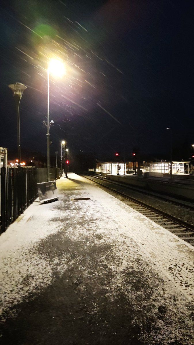 laventureduquai's tweet photo. Fidèle au poste #surlequai 🚉, le 1857️⃣ nous emmène accompagné d'un léger voile hivernal ❄️
Un temps idéal pour la #Teamsnowflake 👌
Bonne journée 🙂
@Blackberu @Chaos_Be @sabine2208 😉 https://t.co/kO8NbMZAau