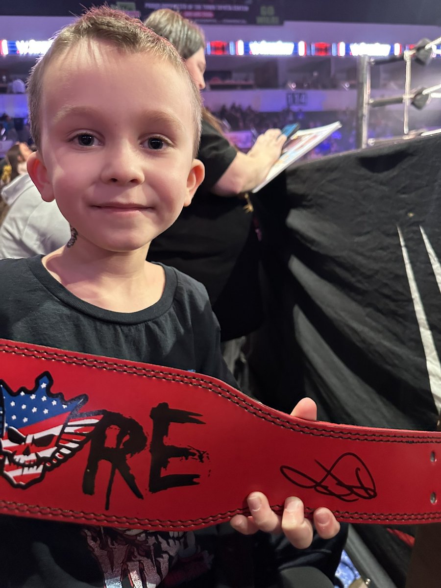 KarmichaelAuto's tweet photo. @CodyRhodes  thanks for the coolest gift ever and a great night @wwe Wenatchee! #TheAmericanNightmare https://t.co/axAI4DJ9k0