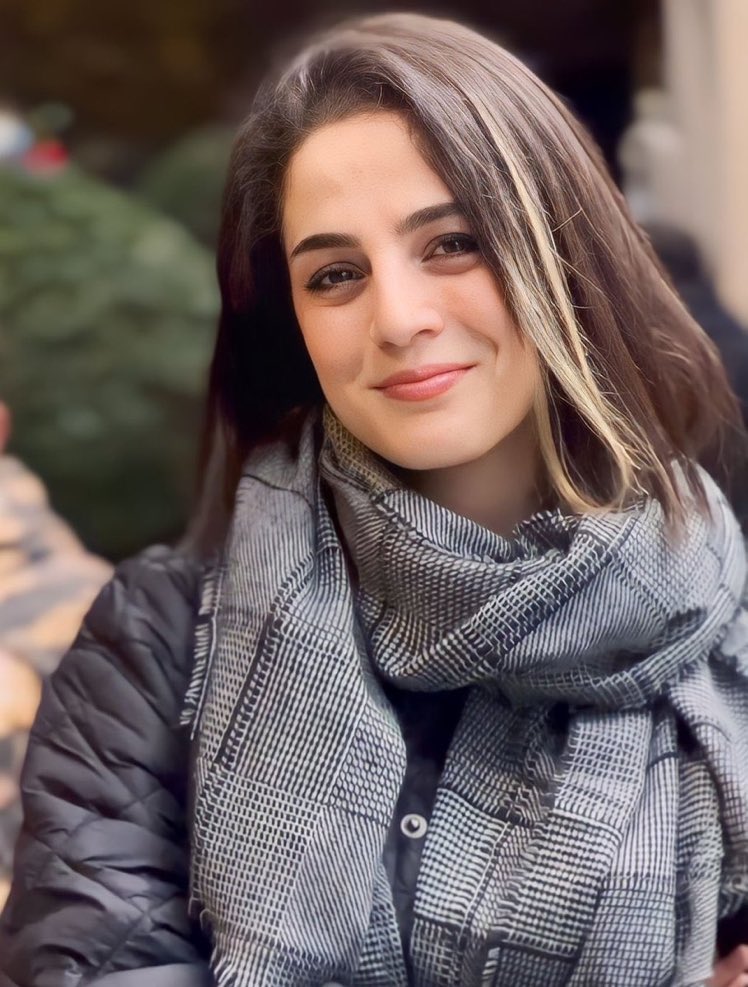 Se llama Roya Heshmati y ha recibido
74 latigazos del régimen iraní por publicar una foto sin cubrir su pelo con el velo en redes sociales. 

Mientras la azotaban, esta activista kurda ha gritado sin parar #WomanLifeFreedom 

Melenas (libertad) al viento, chicas! #powerdressing