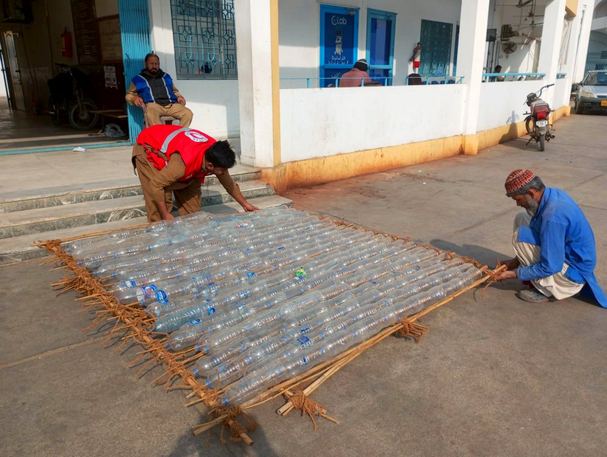 prcsindh's tweet image. Pakistan Red Crescent Sindh Karachi installed plastic sheds in district Korangi, South (near Teen Talwar) and Karachi East (Numaish). The objective was to highlight the significance of the recycling plastic bottles.