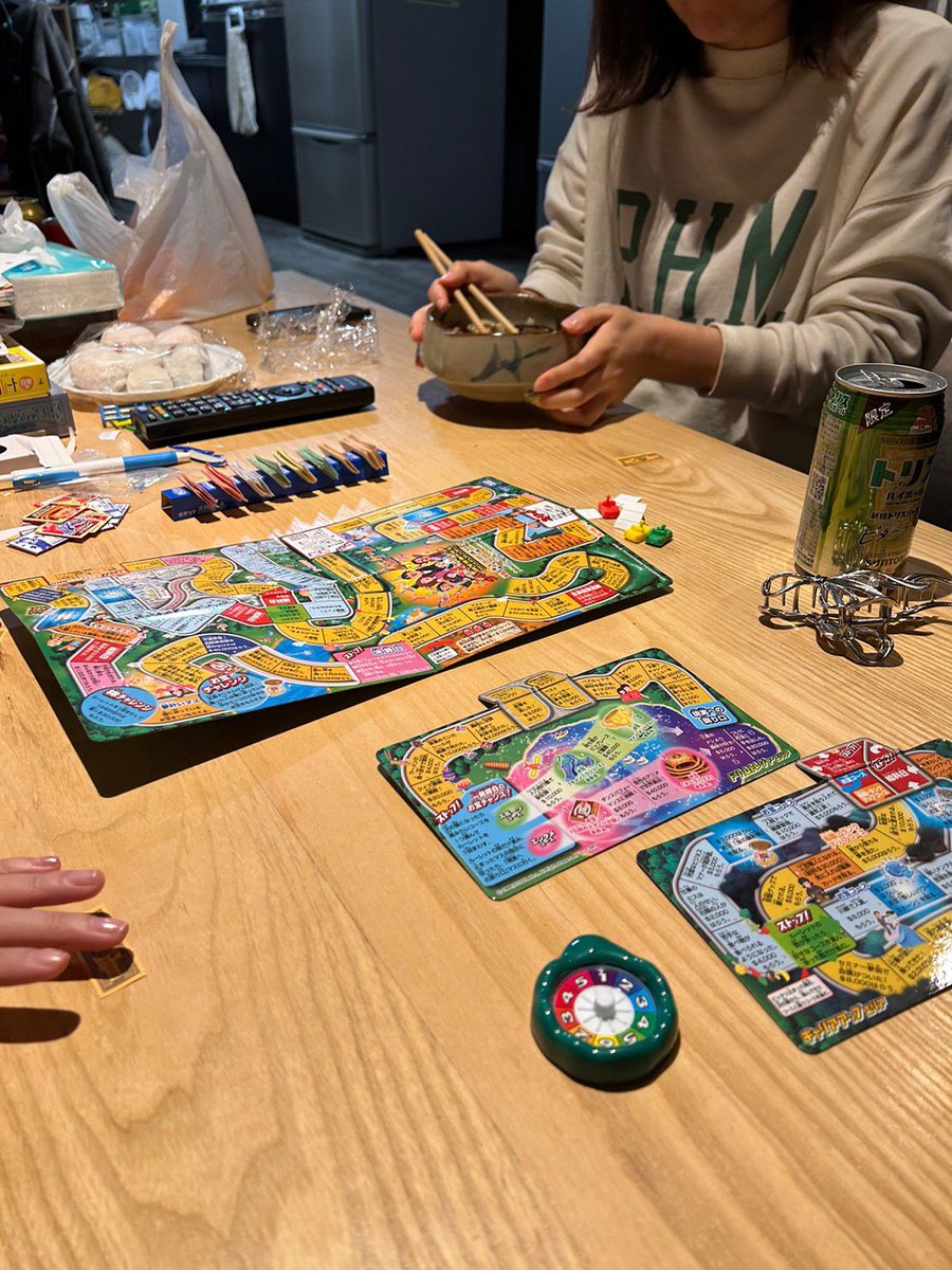 machilab_share's tweet photo. 「Yotsuya Base」では、そばと大福を手作りして、賑やかに年を越しました🌅人生ゲームって久しぶりにやると結構楽しい。4時間半かけてやっとみんなゴール！笑
 #シェアハウス #年越し #正月 #ボードゲーム https://t.co/o1o3nZ0xqf