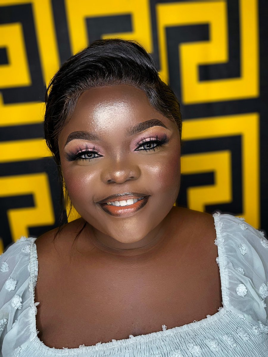 Datcutechrista1's tweet photo. Happy new year is time for y’all to start booking 😂✨ hair nd makeup by me https://t.co/fF0bgWuqVR