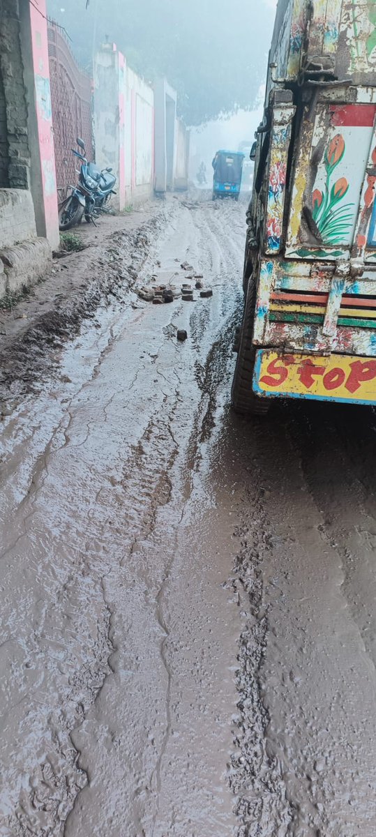 Sanav24's tweet photo. @narendramodi @myogiadityanath 
nivedan karna chahti hu ki mere Ghar ki taraf Jane wali road bohot hi zada kharab hai aur waha se aane Jane me bohot zada hi dikkat hoti Hai... Waha se truck bhi aati jati jiski wajah se road pe Jane me bohot Darr lagta hai https://t.co/ukE3fmEtnm
