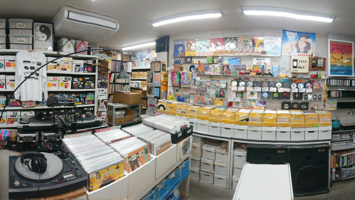 reggaeshop_nat's tweet image. 当店はカラフルでけっこう映えます。撮影等でもご利用ください