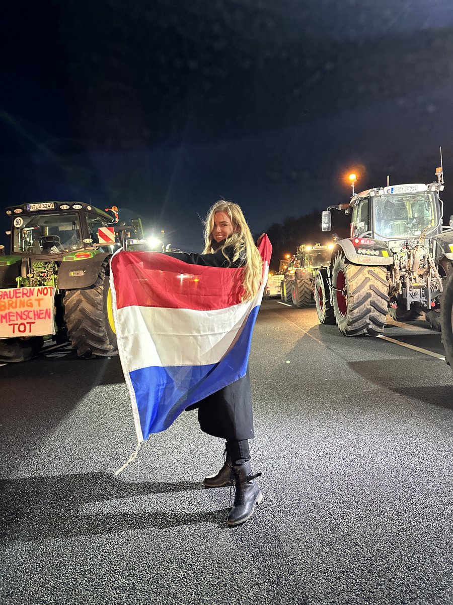 EvaVlaar's tweet image. Here to support the German farmers.
🇳🇱🤝🇩🇪

We’re witnessing nothing short of an uprising here of normal, hard working German people who’ve had enough and are demanding change - rightfully so.
