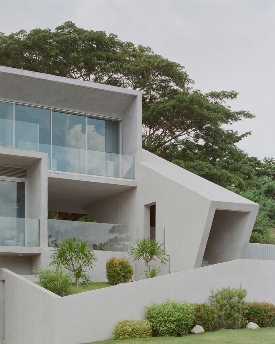 e_architect's tweet image. The FR House enriches the experience of the waterfront through architecture. CAZA’s cast-in-place concrete house perches on a bluff overlooking the South China Sea

e-architect.com/philippines/fr…

#concretehouse #puntafuego #Philippines #architecture #pool