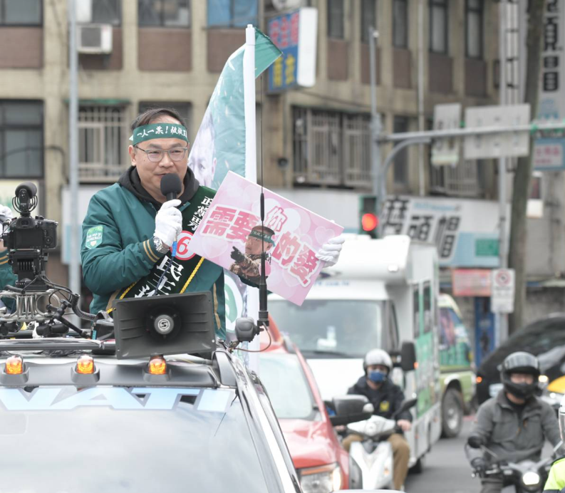 wentisung's tweet photo. #Memeification of Taiwan politics:
Long-ish shot legislator candidate Wang Yi-chuan (王義川) seen holding a sign with a double-entente that says he will provide "the loving you need", as he pleads voters to vote him into Taiwan's parliament.
#DadJokeCentral https://t.co/aH7Ie0FDI2