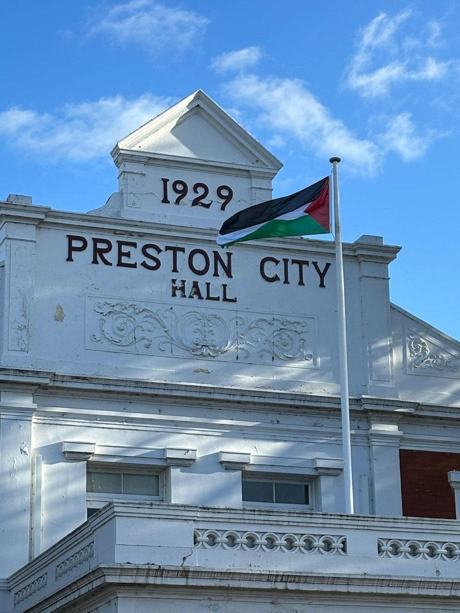 Activists in Darebin have informed us of a push (apparenty by a Greens councillor) to take down the Palestinian flag from outside the town hall 'citing Midsumma Festival and Invasion Day as reasons to raise other flags (and then return to the Australian flag as the default).' 🧵