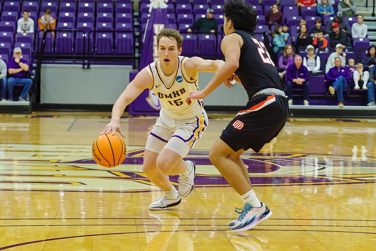TrueToTheCru's tweet image. Salado's Josh Goings made his #UMHB debut on Saturday after transferring in from D2 Trevecca Nazarene. He scored 2 points and grabbed an offensive rebound in 8 minutes of action, providing a bit of spark off the bench. 
#gocru | @SaladoBoys_BB | #d3hoops 

📸: @russellmarwitz