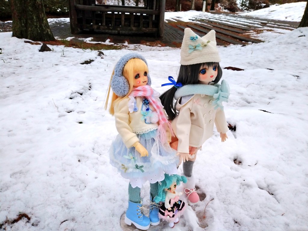 Biwakodoll's tweet photo. 人生初かも、雪の中でドル撮を決行したのは。
※雪だるまはすでに誰かが作ったものです
#びわこ家のドール達　#sdm48ぼこっ娘　#花かごの小部屋 https://t.co/Rc8tDwK3vx