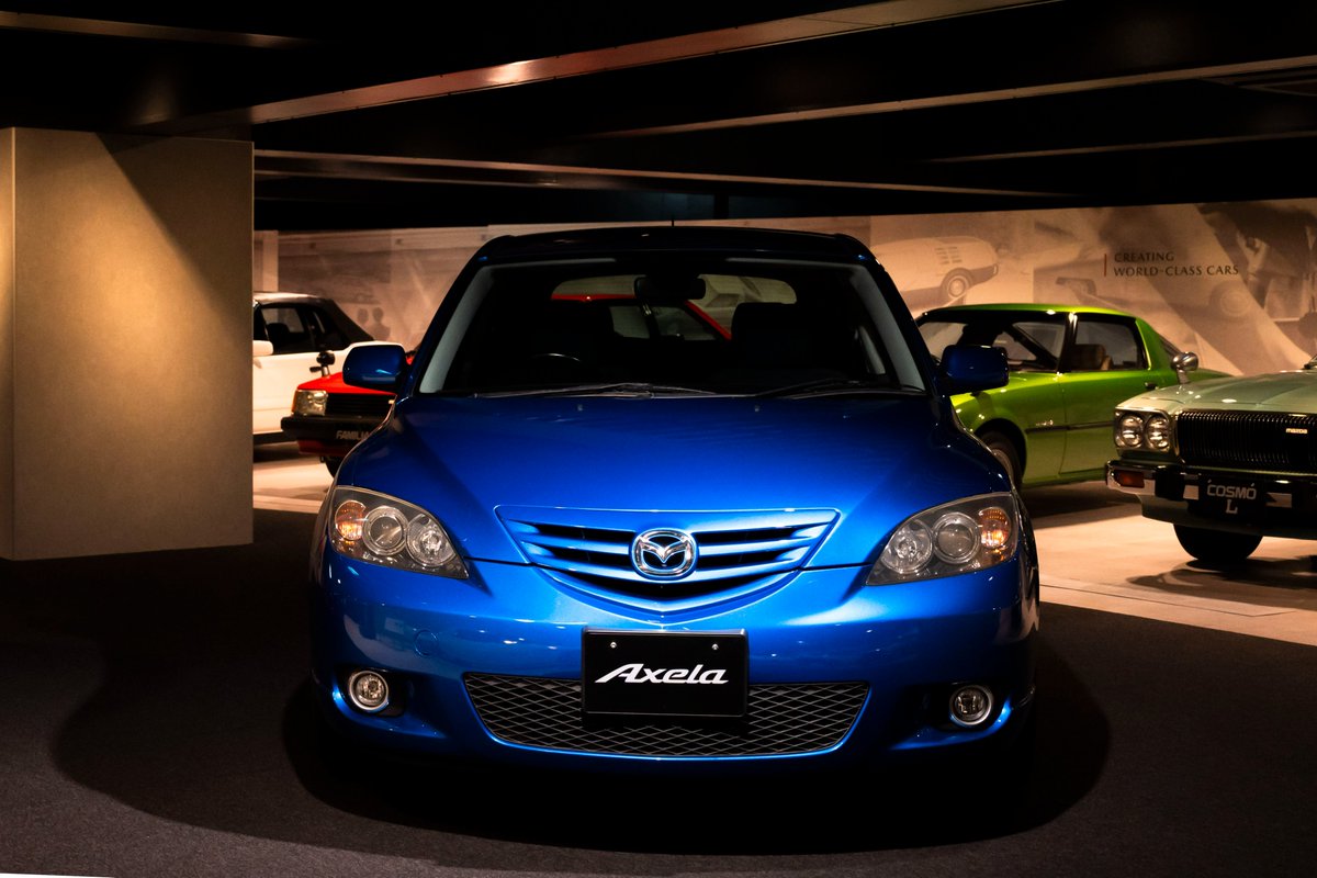 今日は #成人の日
二十歳を迎えたみなさま、おめでとうございます！

誕生から20年を迎えた初代アクセラとRX-8も、マツダミュージアムでお祝いしました。

2車種との思い出をお持ちの方は、ぜひ #withMazda をつけて教えてください！

#アクセラ 
#RX8